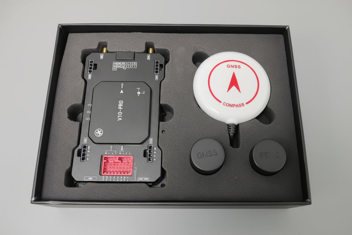 V10-PRO 産業用フライトコントローラーのパッケージ内容。専用ケースに入った本体とアンテナなどの付属品